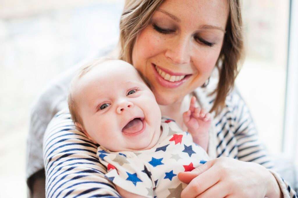 mãe de primeira viagem com criança no colo