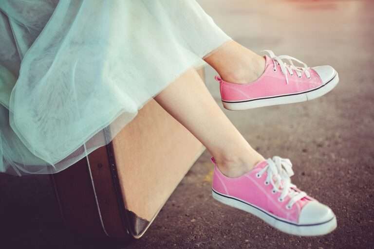 jovem com saia e tênis formando looks com tênis moderno