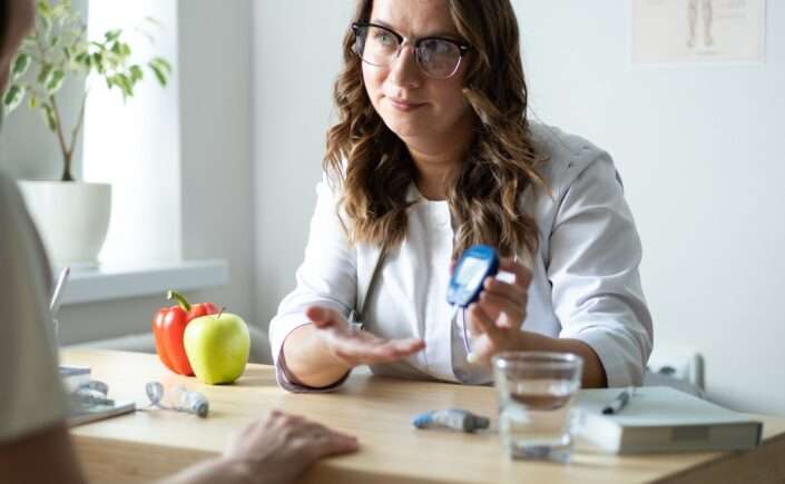 médica alertando sobre os sinais do diabetes
