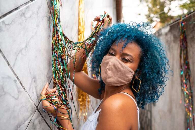 mulher mostra ideia para curtir o carnaval sem aglomeração