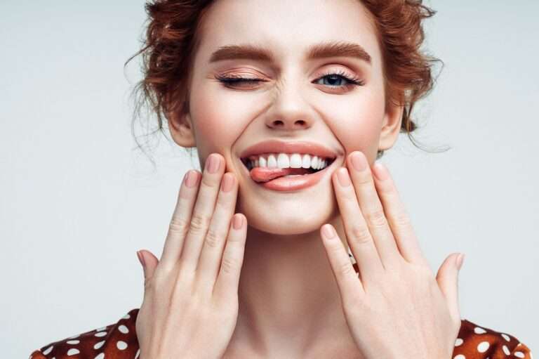 mulher com maquiagem leve