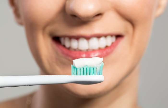 escova com creme dental para escovar os dentes