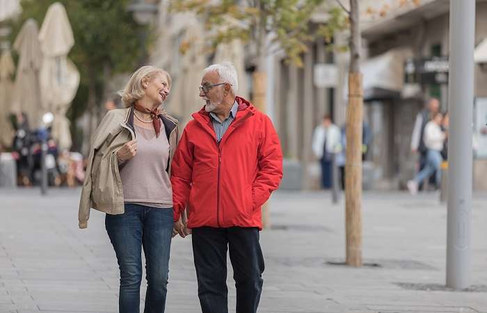 casal caminhando pelo bairro