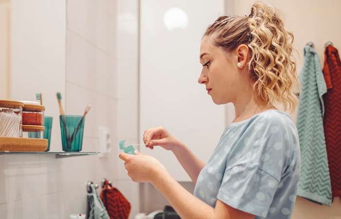 como passar o fio dental