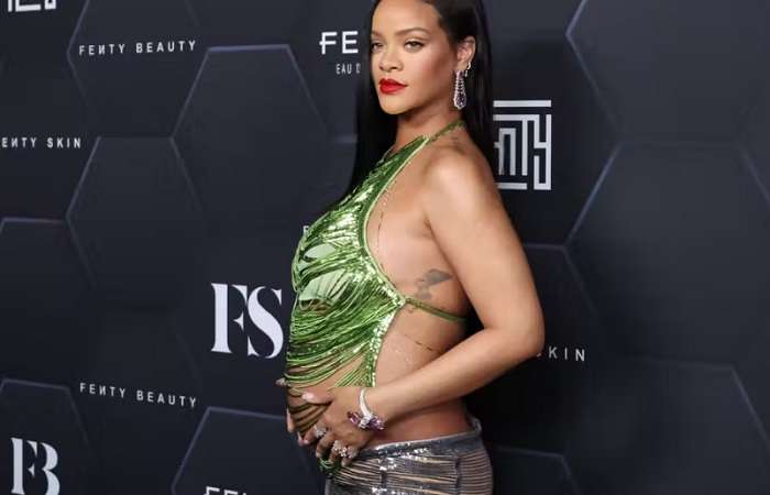rihanna look com lantejoulas gestante