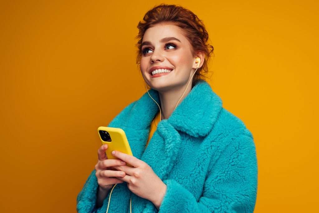 mulher com casaco de pelúcia uma das tendências moda inverno 2022