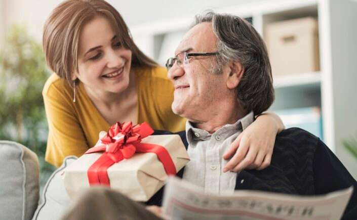 pai e filha celebrando o dia dos pais