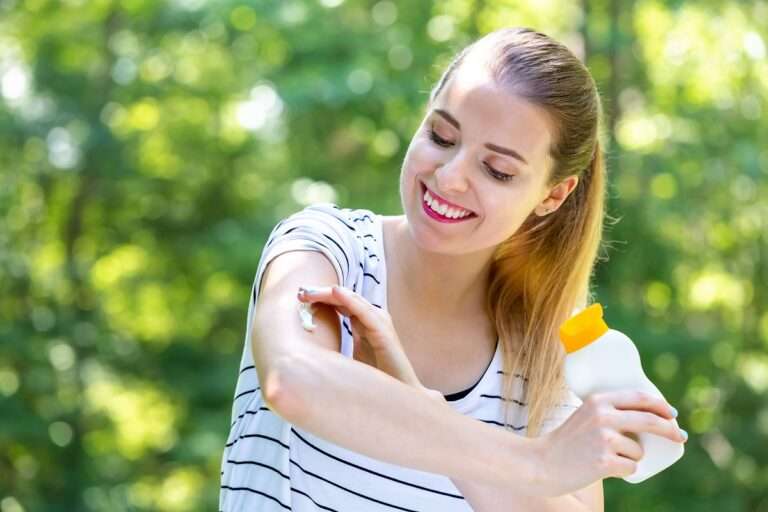 mulher com protetor solar para ilustrar o que é FPS