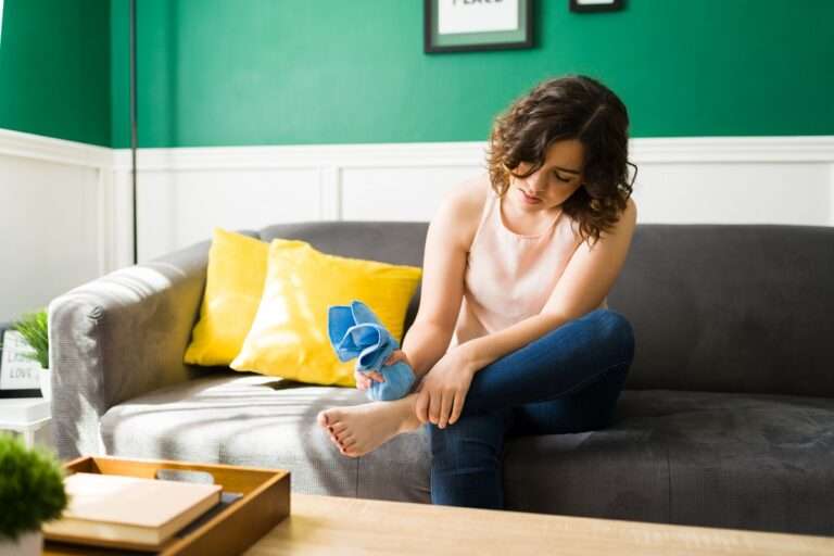 mulher com mãos e pés inchados