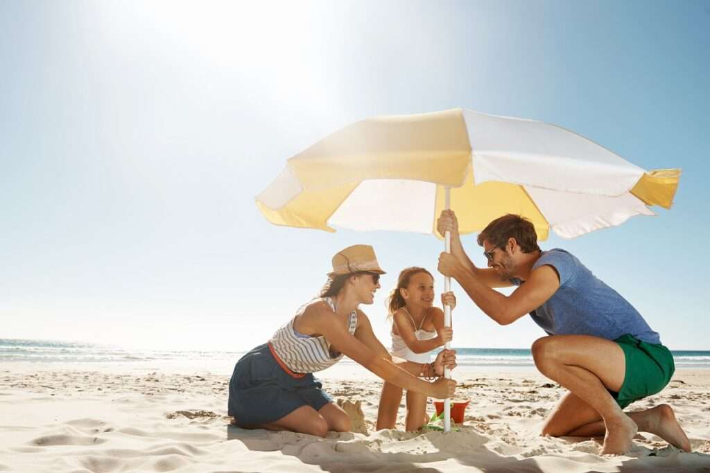 família buscando o melhor horário para tomar sol