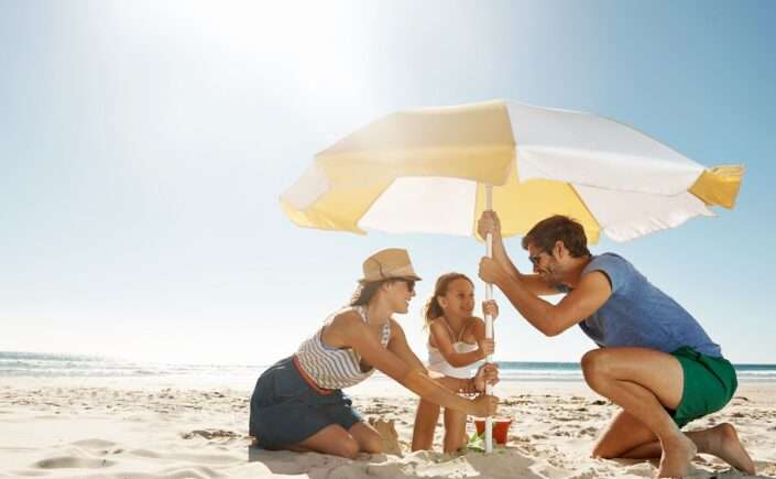 família buscando o melhor horário para tomar sol