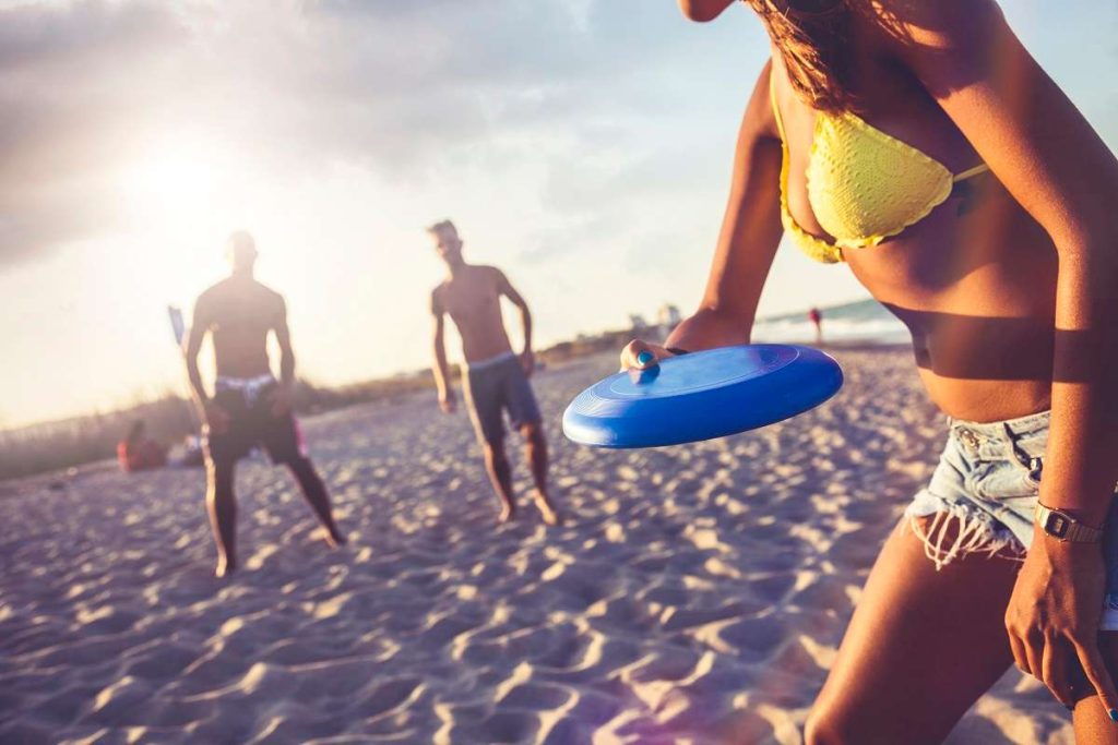 frisbee e esportes de areia para praticar na praia