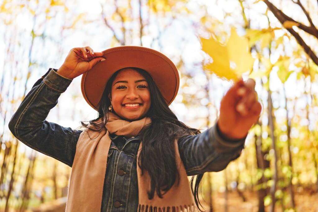 mulher feliz com o início do outono