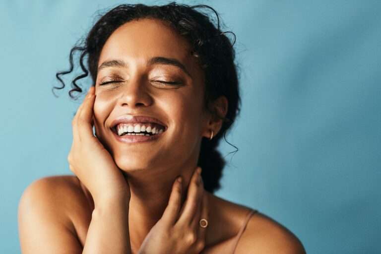 mulher aplicando creme com ácido hialurônico