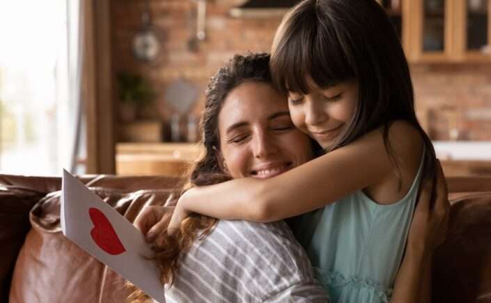 menina entregando presente de dia das mães