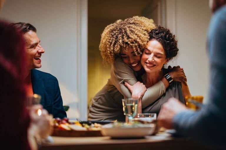 pessoas comemorando Dia do Abraço