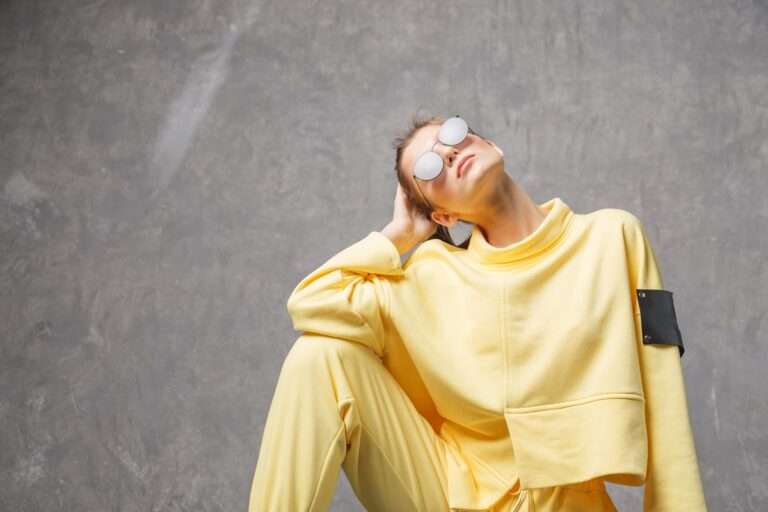 mulher com conjunto de moletom moderno amarelo