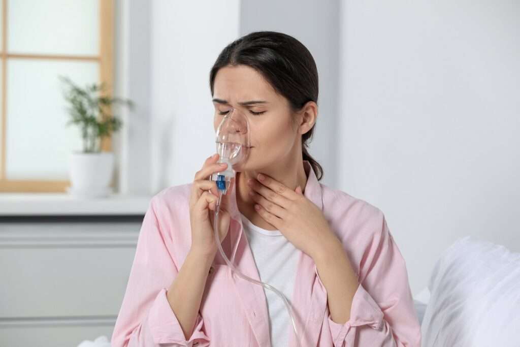 mulher utilizando nebulizador