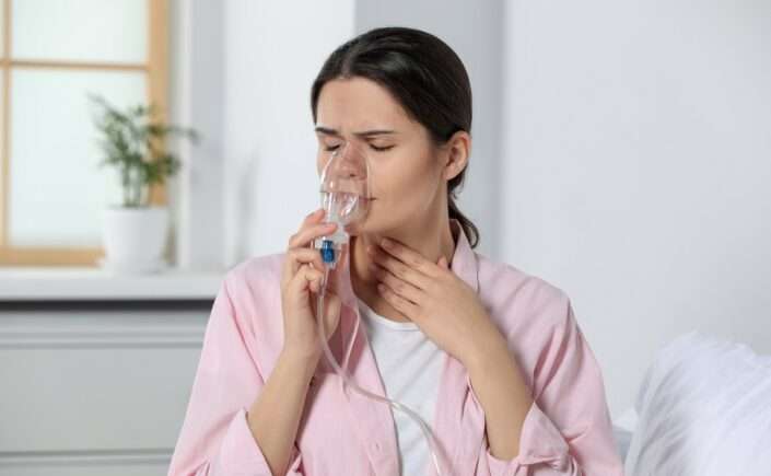 mulher utilizando nebulizador