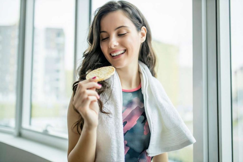 mulher fazendo a nutrição pré-treino