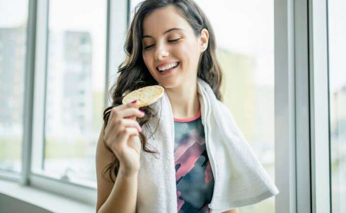 mulher fazendo a nutrição pré-treino