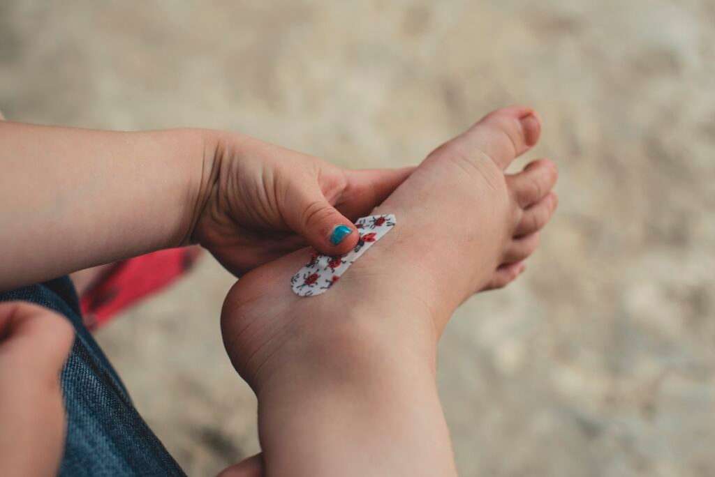 pé de criança com curativo ilustrado