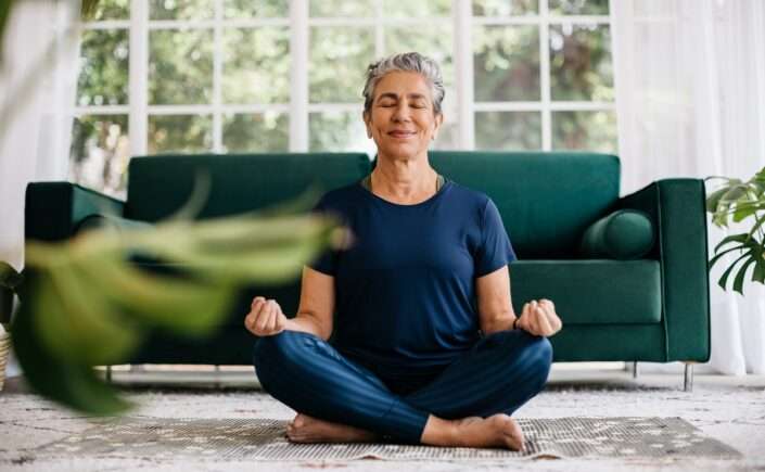 mulher praticando atividade de relaxamento com foco em saúde mental