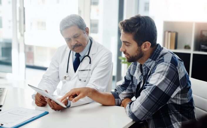 homem conversando com médico sobre o que é andropausa