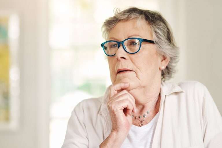 mulher madura representando paciente com sintomas de demência frontotemporal