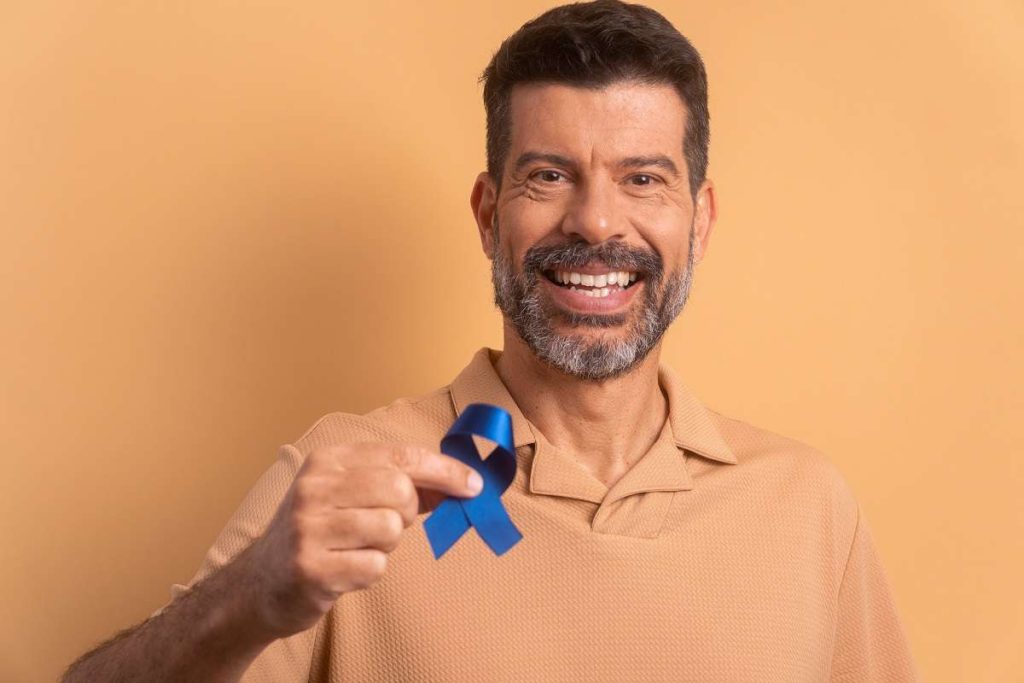 homem com o laço da campanha Novembro Azul
