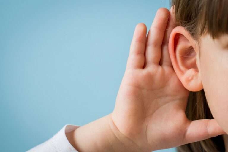 criança com surdez
