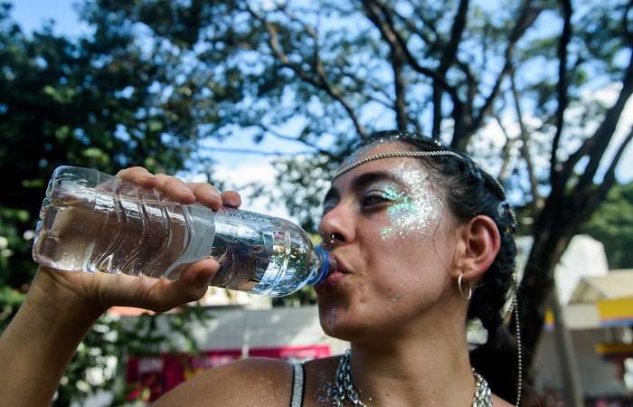 mulher se hidratando dicas de carnaval