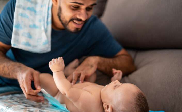 Toalha umedecida infantil saiba para que serve e como o produto facilita a rotina com o bebê