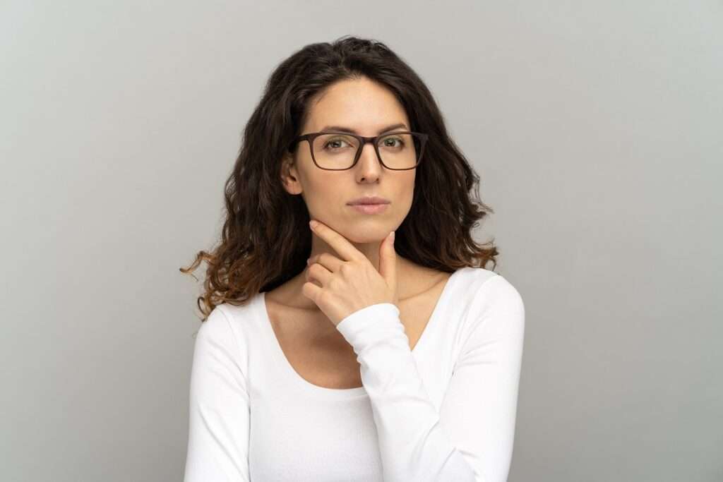 mulher se questionando o que é perimenopausa