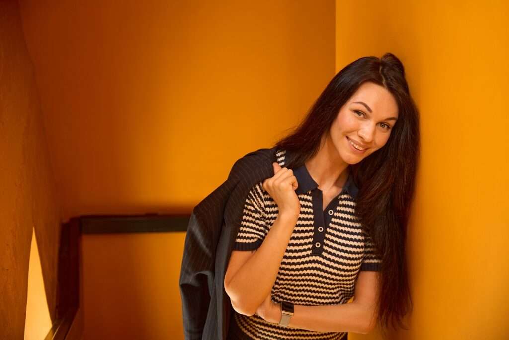 mulher vestindo camisa polo uma das tendências da moda verão 2025