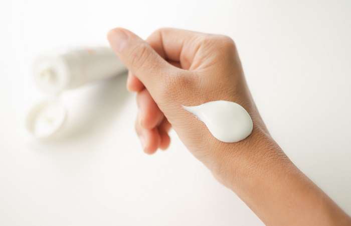 mão com creme hidratante para prevenir o envelhecimento das mãos