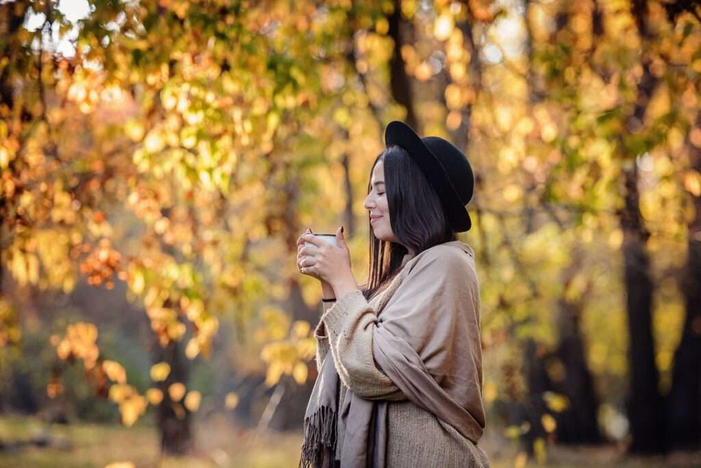 mulher no parque aproveitando o início do outono