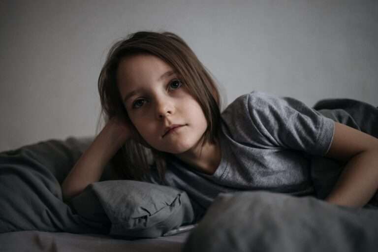 criança acordada com insônia infantil