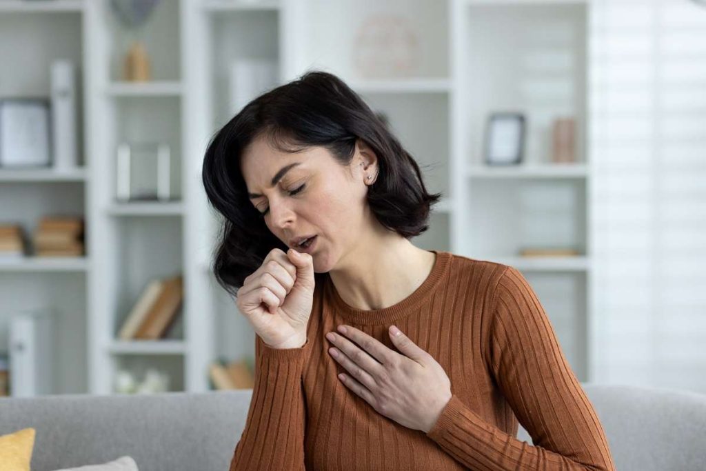 mulher com tosse persistente sintomas da tuberculose