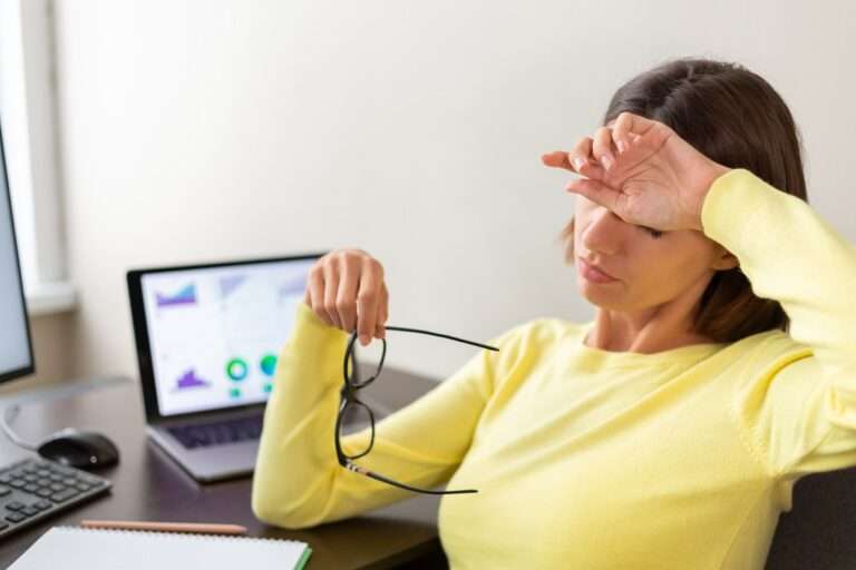 mulher com vista cansada sintoma de presbiopia