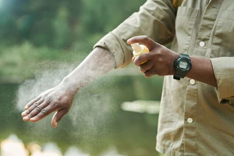 pessoa passando repelente como forma de prevenção da dengue