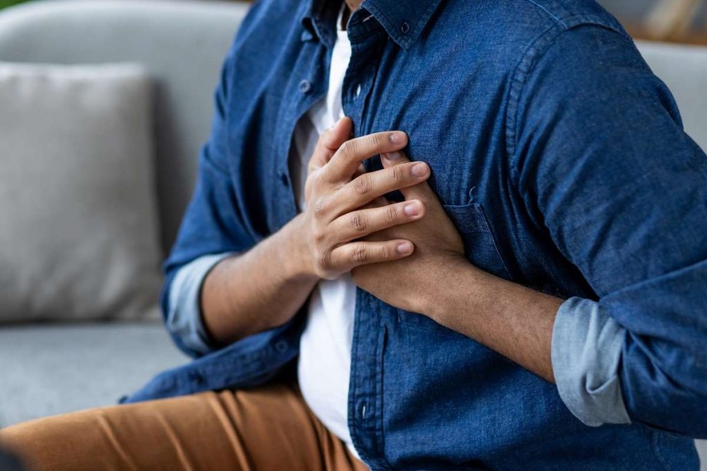 homem com palpitação sintomas de arritmia cardíaca