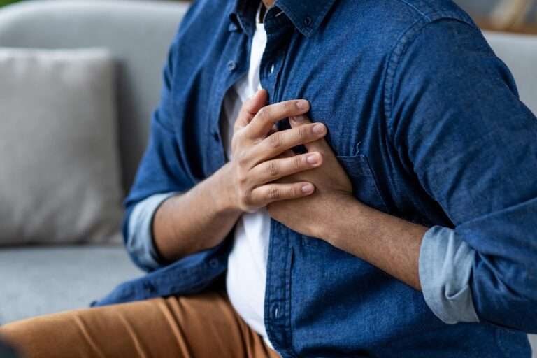 homem com palpitação sintomas de arritmia cardíaca