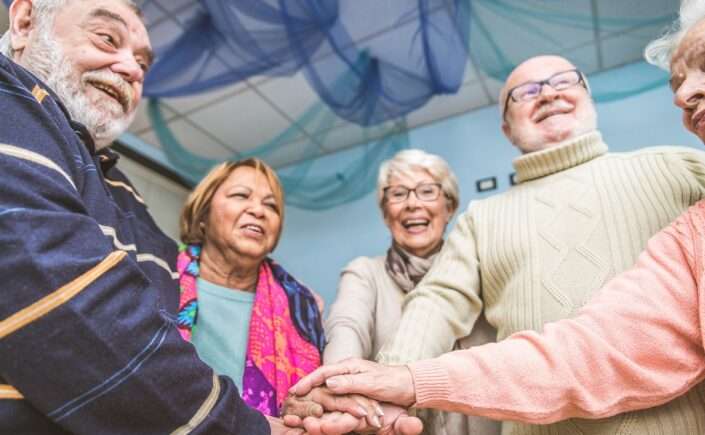 homens e mulheres mais velhos celebrando direitos dos idosos