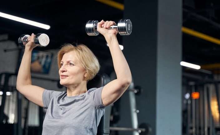 mulher fazendo musculação para prevenir a sarcopenia
