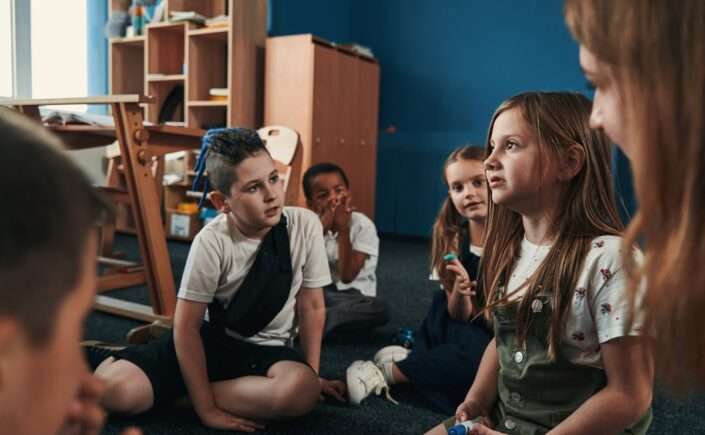 menina conversa com colegas na mudança de escola