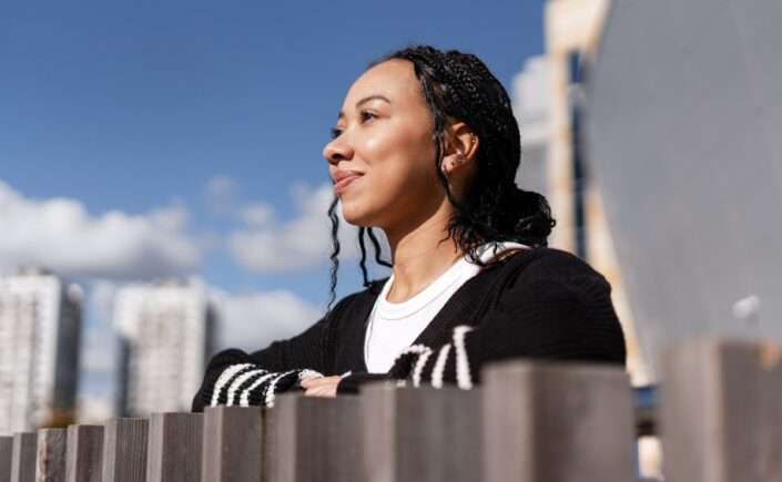 mulher-buscando-como-ter-mais-paciência-num-mundo-acelerado