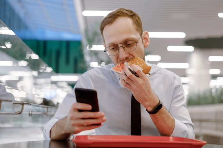 homem com expressão de comer rápido