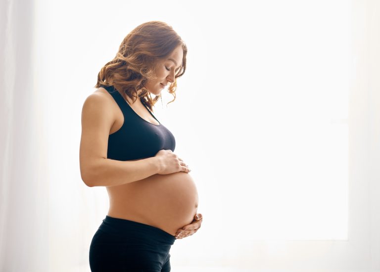 mulher acompanhando sua gravidez mês a mês