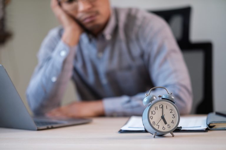 homem na frente do computador lidando com a procrastinação